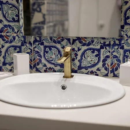 Qasar Luxury - In Capri's Piazzetta *