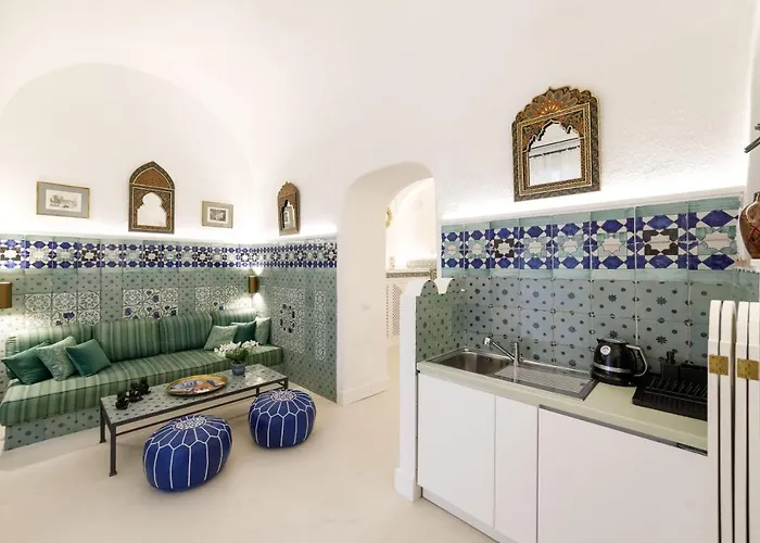Qasar Luxury - In Capri's Piazzetta