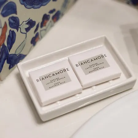 Qasar Luxury - In Capri's Piazzetta *