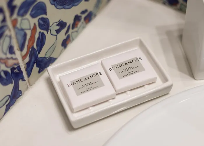 Qasar Luxury - In Capri's Piazzetta *