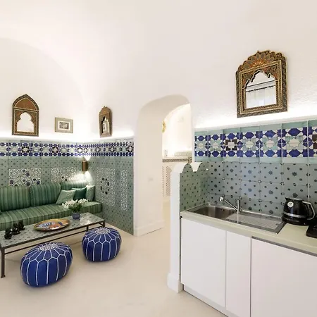 Qasar Luxury - In Capri's Piazzetta