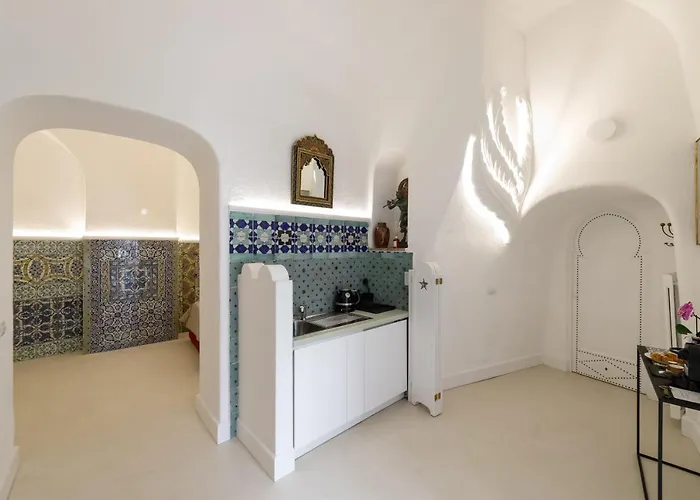 Qasar Luxury - In Capri's Piazzetta *